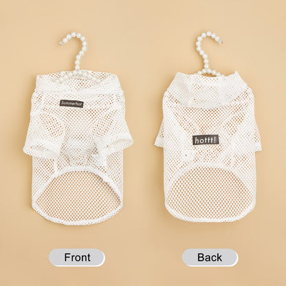 Detalle de la sudadera con capucha de malla en color blanco para perros y gatos