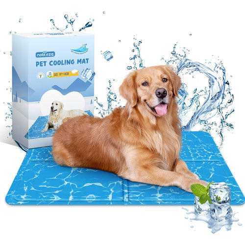 Caja del producto Nobleza Pet Cooling Mat junto a un perro Samoyedo tumbado sobre la alfombrilla refrescante azul