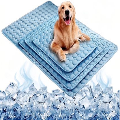 Alfombra refrescante Dog Ice Mat sumergida en agua mostrando su tejido transpirable