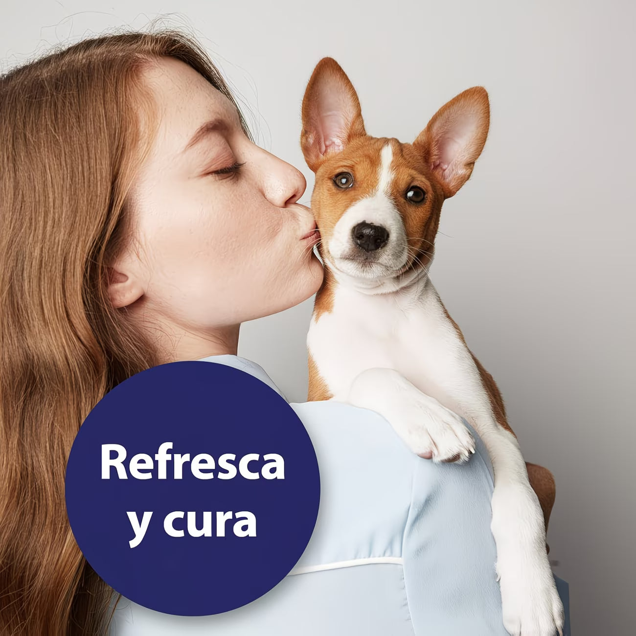 Perro blanco en la playa, toallitas Nobleza que disuelven el cerumen