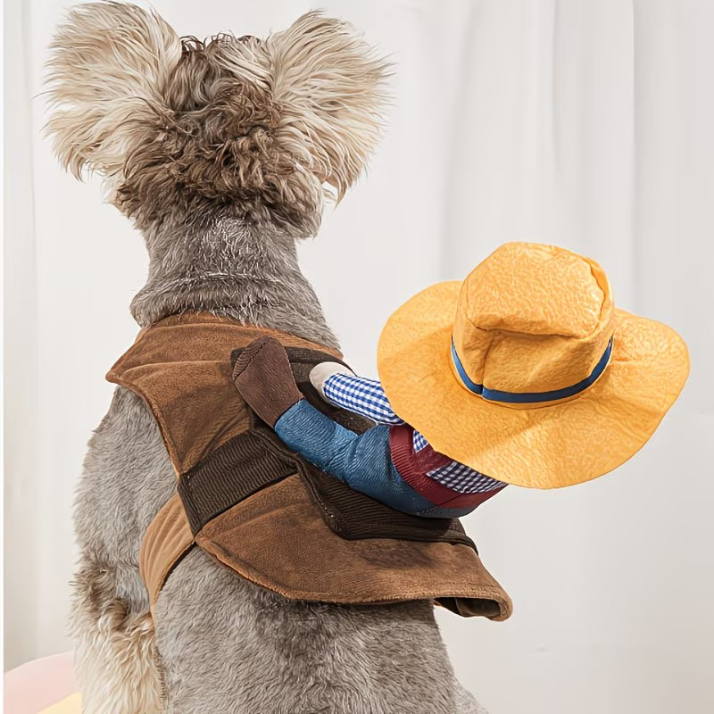 Perro visto de espaldas luciendo el disfraz de vaquero jinete, con la figura del vaquero montada sobre el lomo