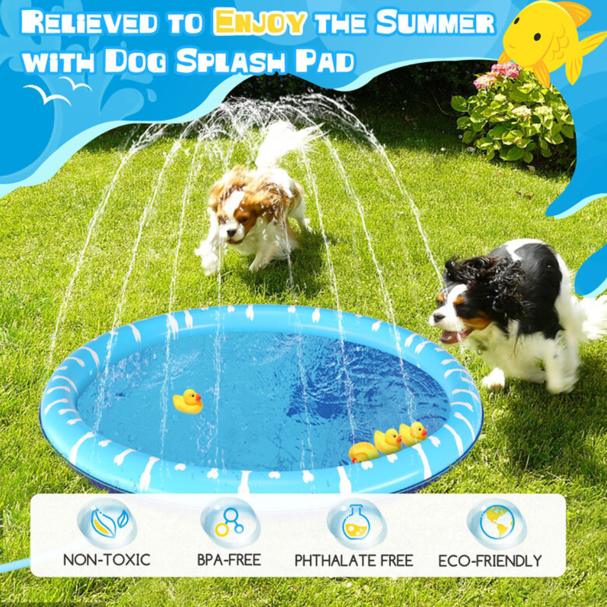 Cuatro perros disfrutando de la piscina splash pad Nobleza en distintos jardines, uso variado al aire libre