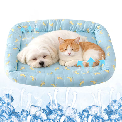 Perro durmiendo sobre la cama refrescante con estampado de plátanos en una alfombra de salón