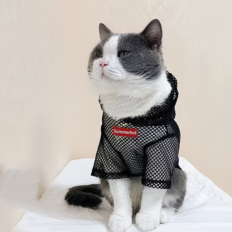Detalle de la sudadera con capucha de malla en color negro para perros y gatos